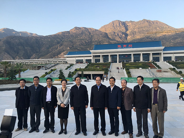 全國、省市政協(xié)委員體驗(yàn)蘭渝鐵路、視察階州廣場