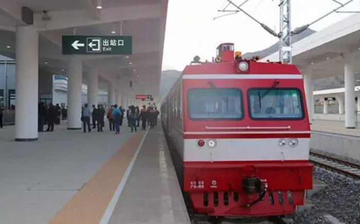 全國、省市政協(xié)委員體驗(yàn)蘭渝鐵路、視察階州廣場