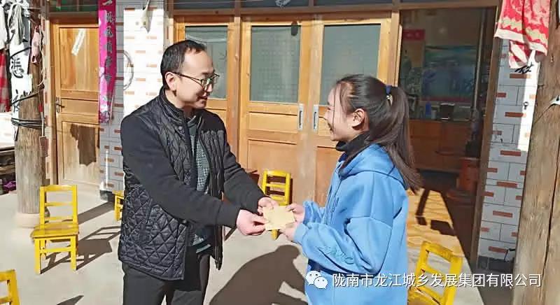 堅(jiān)持精準(zhǔn)幫扶，合力脫貧攻堅(jiān)——市龍江城鄉(xiāng)發(fā)展集團(tuán)、隴南太平洋財(cái)險(xiǎn)公司聯(lián)合開(kāi)展幫扶文縣橋頭鎮(zhèn)安子坡村2019年春節(jié)慰問(wèn)活動(dòng)