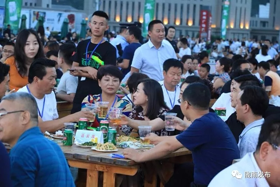 好嗨喲！隴南第一屆青島啤酒節(jié)開(kāi)幕啦，為期8天