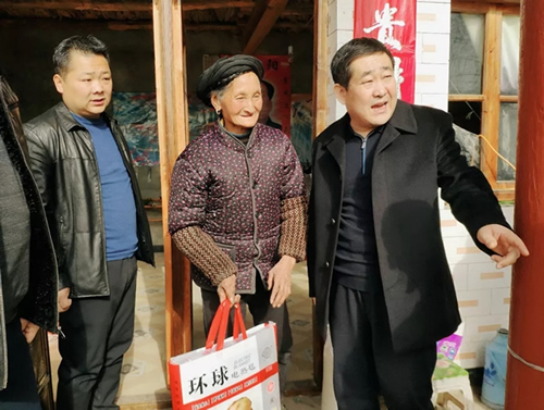 市龍江集團(tuán)在文縣橋頭鎮(zhèn)安子坡村開展“解難題、辦實事、送溫暖”活動