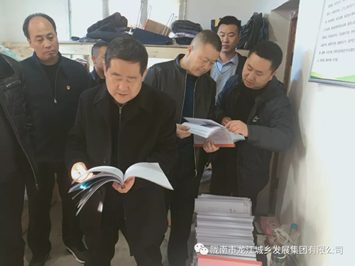 市龍江集團(tuán)在文縣橋頭鎮(zhèn)安子坡村開展“解難題、辦實事、送溫暖”活動